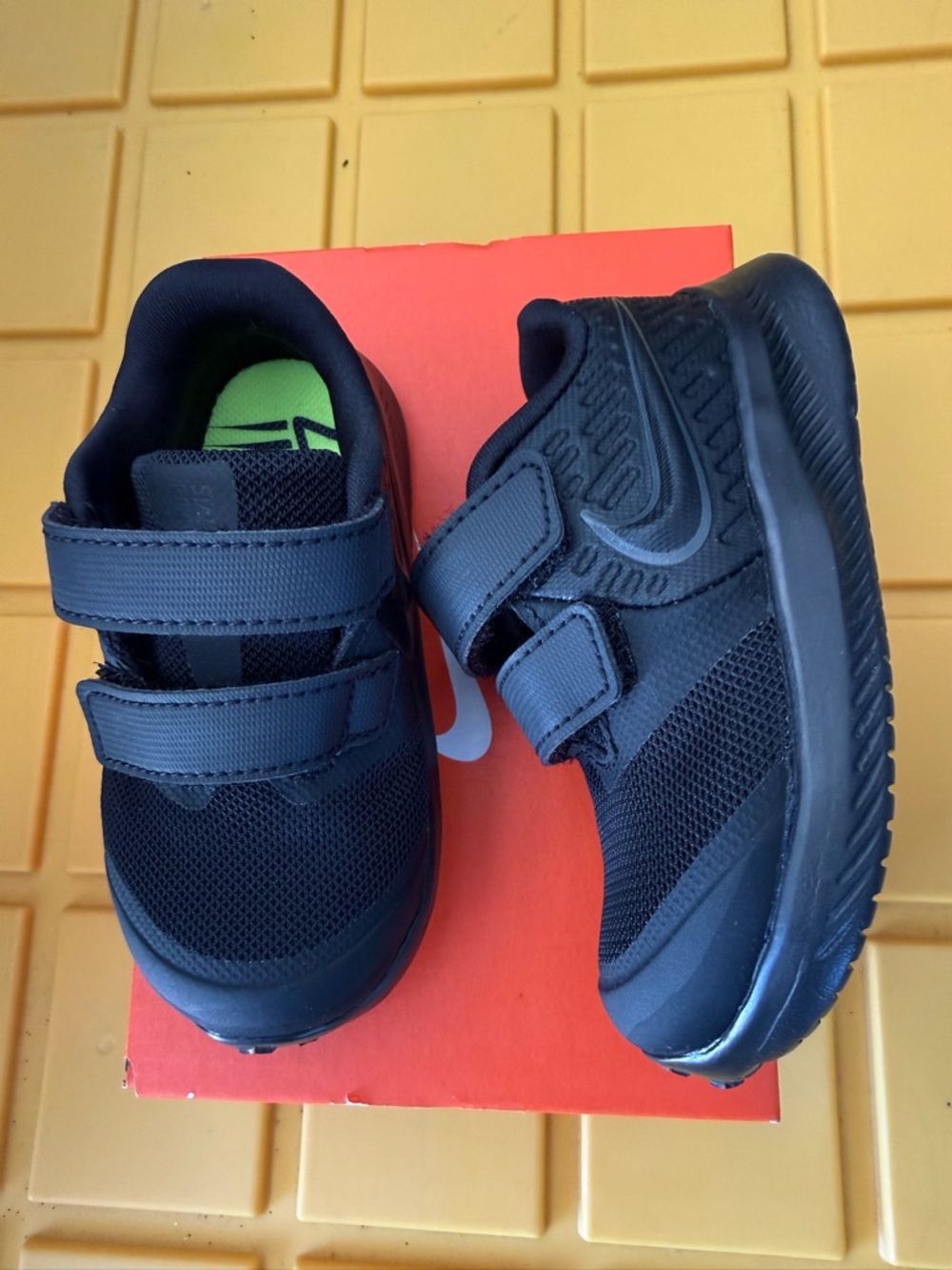 New boys girls Nike sz 6 Black Hook-and-Loop Athletic Shoes